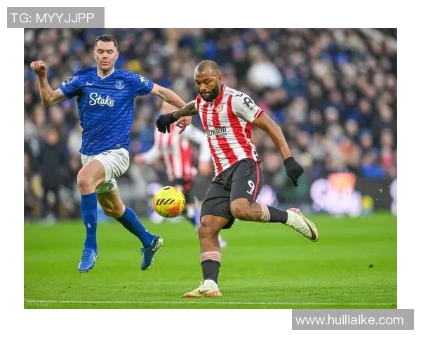 狼队与埃弗顿队激战正酣谁能在英超赛场上笑到最后